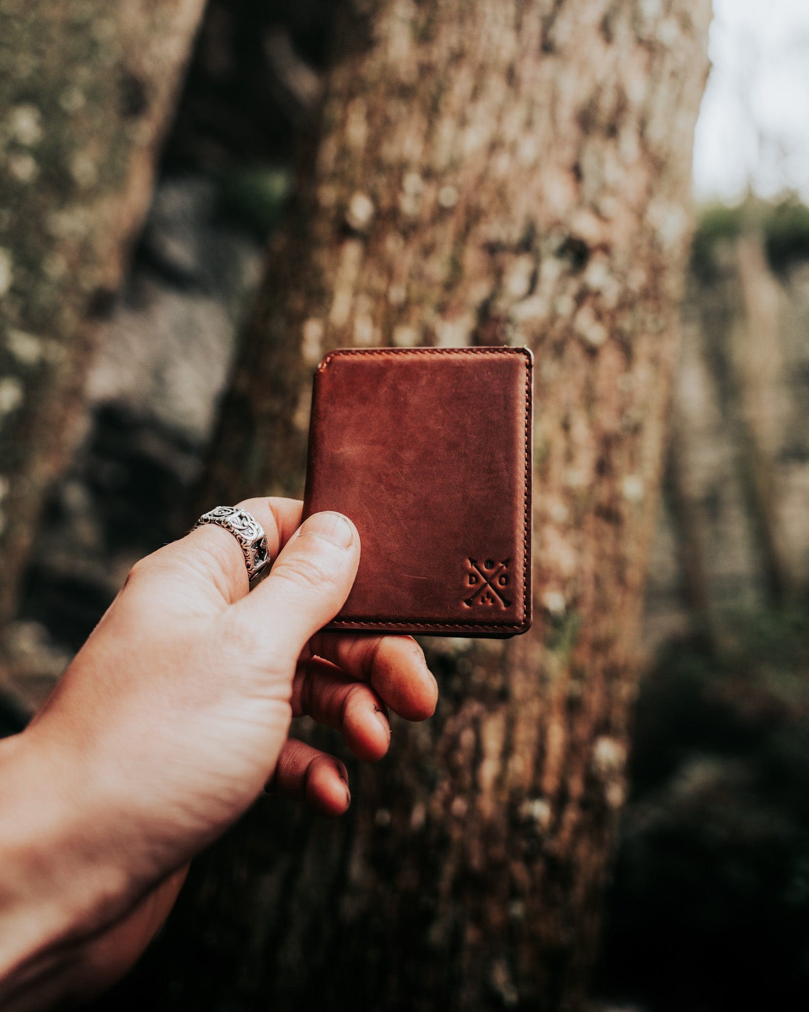 Double Oak Essentials Cloud Wallet magnetic closure and pull tab